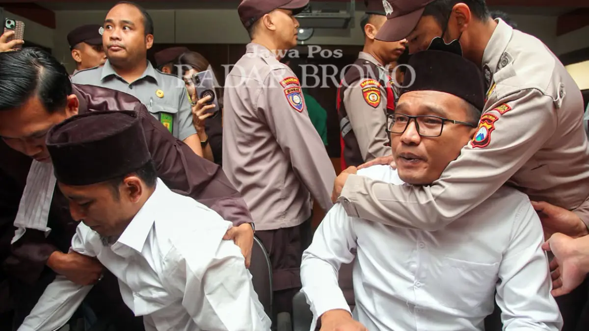 TAK TERIMA: Terdakwa Agus M Saleman (kanan) dan Suyitno (kiri) usai vonis dibacakan majelis hakim, Rabu (23/9). (Mokhamad Zubaidillah/ Radar Bromo)