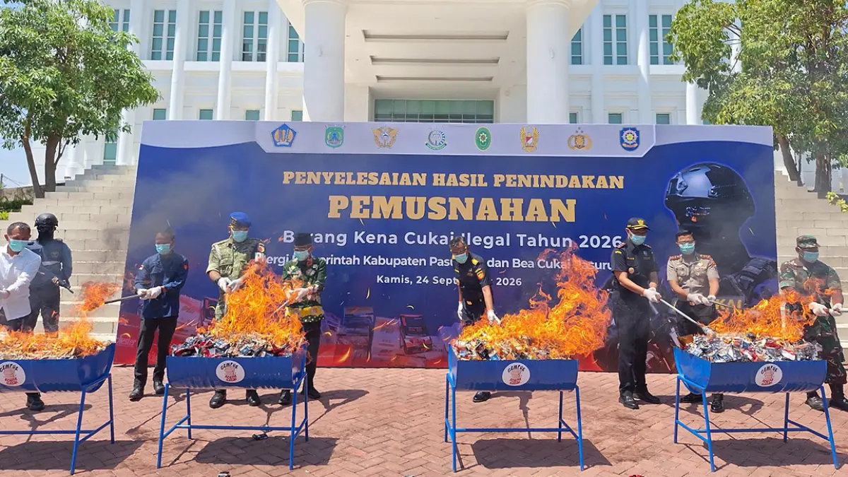 DIMUSNAHKAN: Pemusnahan barang bukti hasil penindakan kantor Bea Cukai Pasuruan dilakukan secara seremonial di halaman Kantor Bupati Pasuruan, kemarin (24/9). Selanjutnya, seluruh barang bukti akan dihancurkan di insinerator hingga tidak tersisa nilai ekonomisnya.