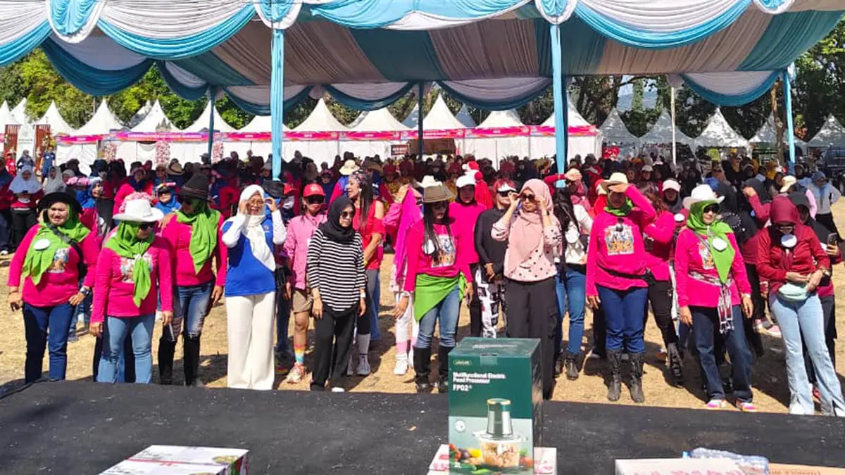 ANTUSIAS: Para ibu-ibu cantik yang mengikuti rangkaian kegiatan Senam Line Dance Bersama untuk memeriahkan Pekan Raya Pasuruan 2026. (Rizal Syatori/Radar Bromo)