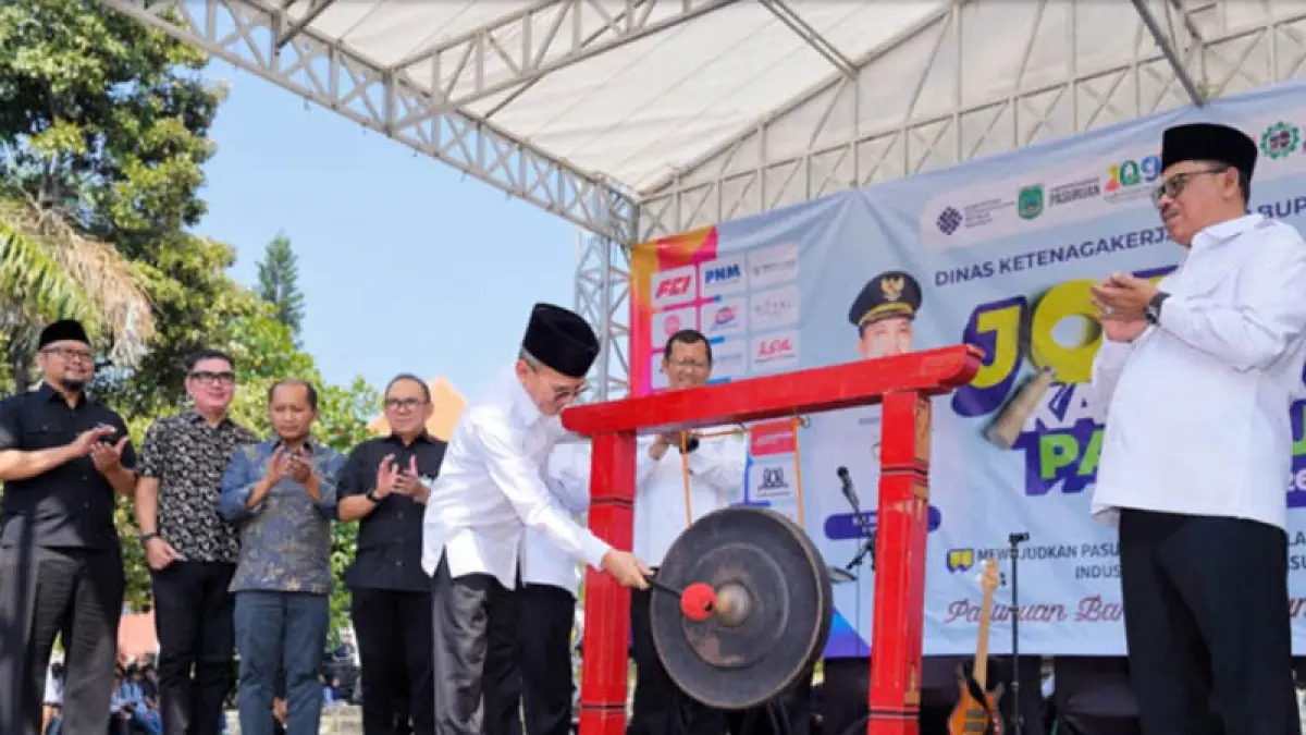 DIBUKA: Pemukulan gong oleh Wabup Gus Shobih didampingi Forkopimda. (Foto: Untoro Ariyadi/Jawa Pos Radar Bromo)