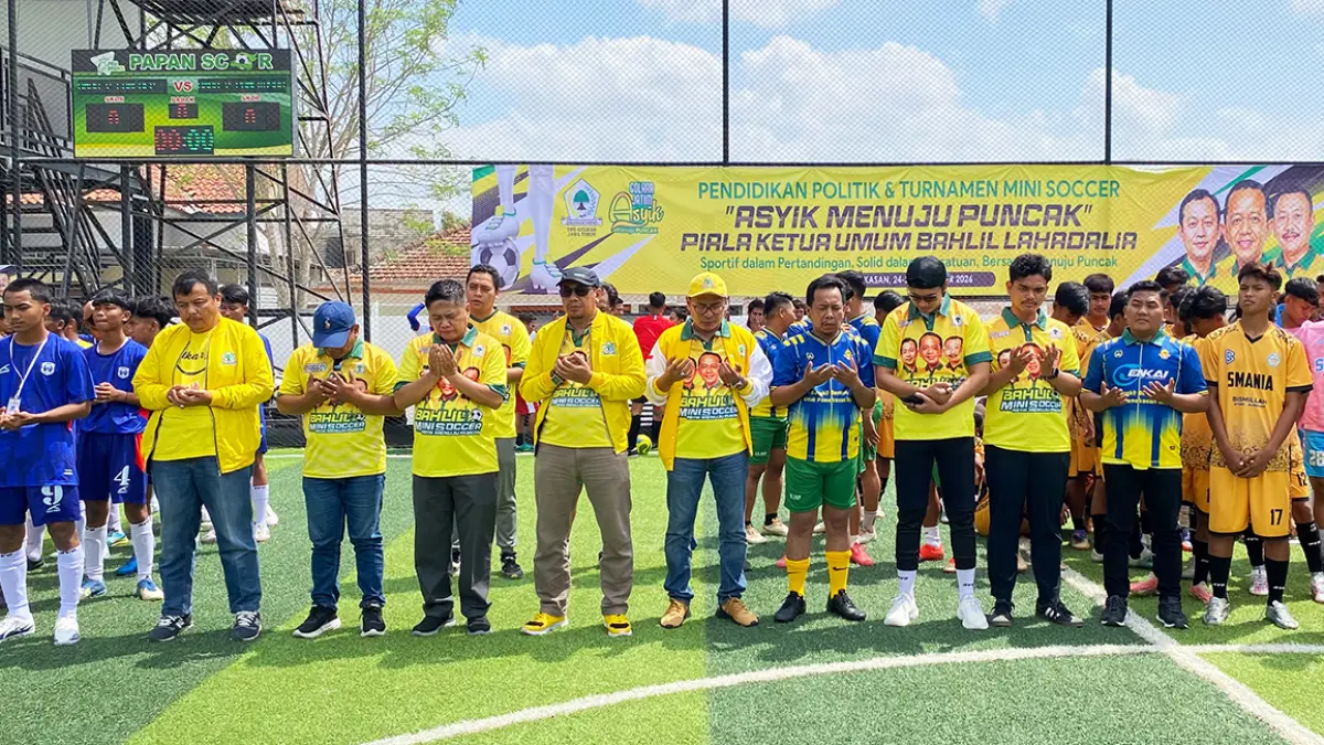 KOMPAK: Ketua Panitia Bahlil Mini Soccer Arif Fathoni (topi kuning), Direktur JPRM Abdul Aziz (empat dari kiri) beserta bersama pengurus DPD Partai Golkar Jatim dan pengurus DPD Partai Golkar se-Madura memanjatkan doa bersama para peserta. (Fahmi Jalil/ Radar Madura)