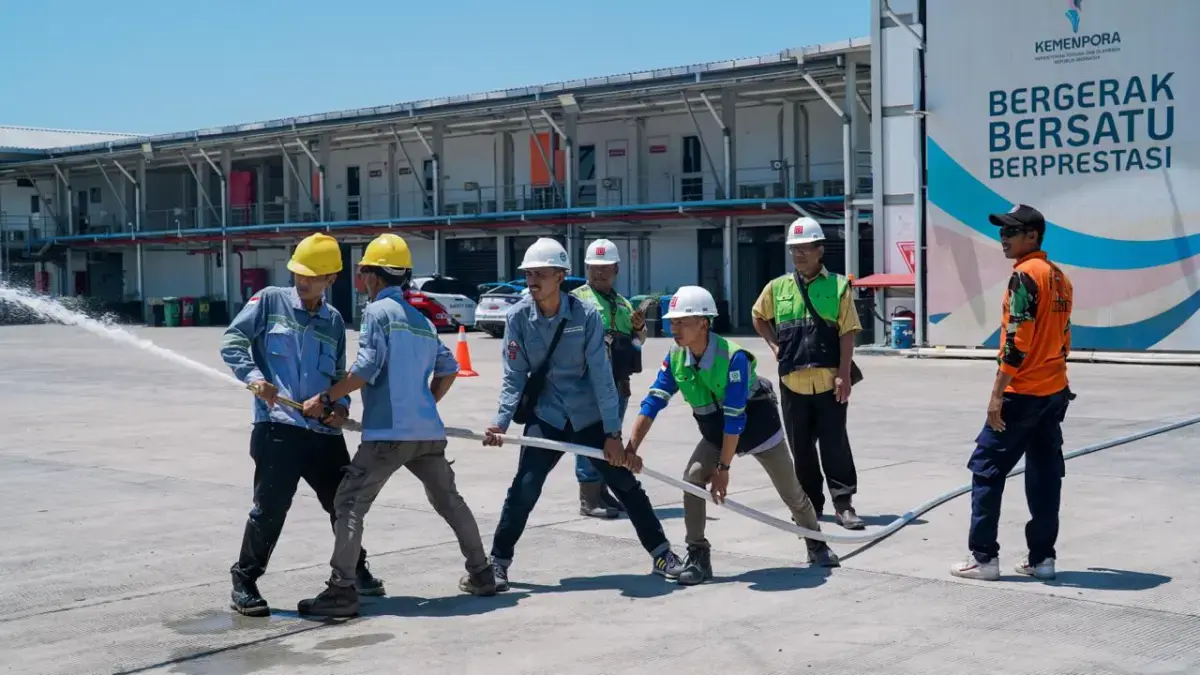 Jelang MotoGP Indonesia 2026, Sirkuit Mandalika menguji sistem proteksi kebakaran. Hydrant mampu menjangkau hingga 45 meter. (Dok. Dewi/Lombok Post)