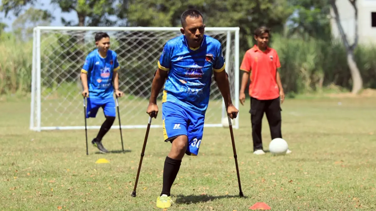 Para pemain Bina Juang Amputasi Pasuruan FC saat berlatih.