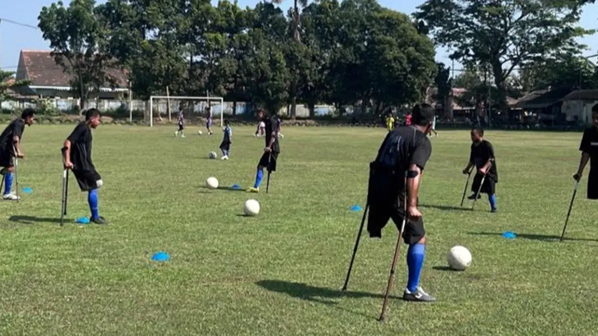 Para pemain Bina Juang Amputasi Pasuruan FC saat berlatih.