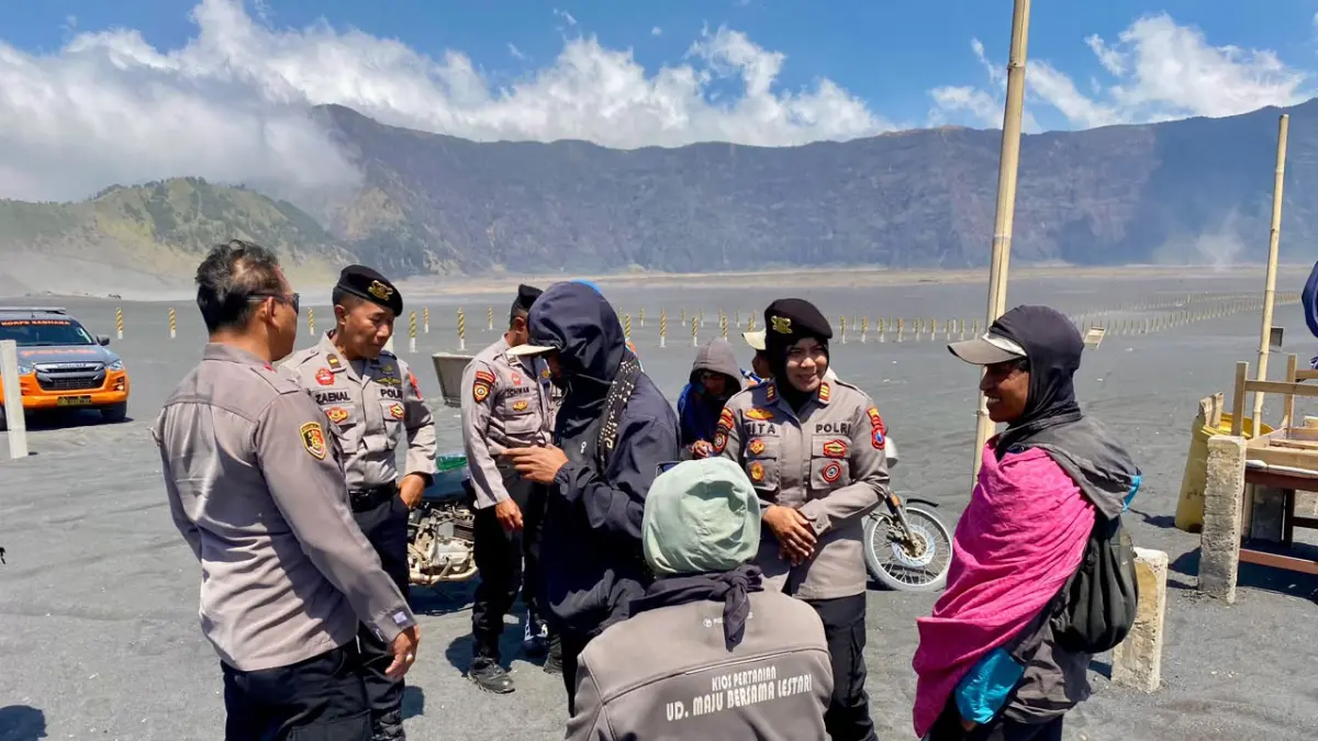 PATROLI: Anggota Polres Probolinggo mengingatkan wisatawan agar mematuhi aturan di kawasan wisata Gunung Bromo, Kabupaten Probolinggo, Rabu (23/9). (POLRES PROBOLINGGO FOR JAWA POS RADAR BROMO)