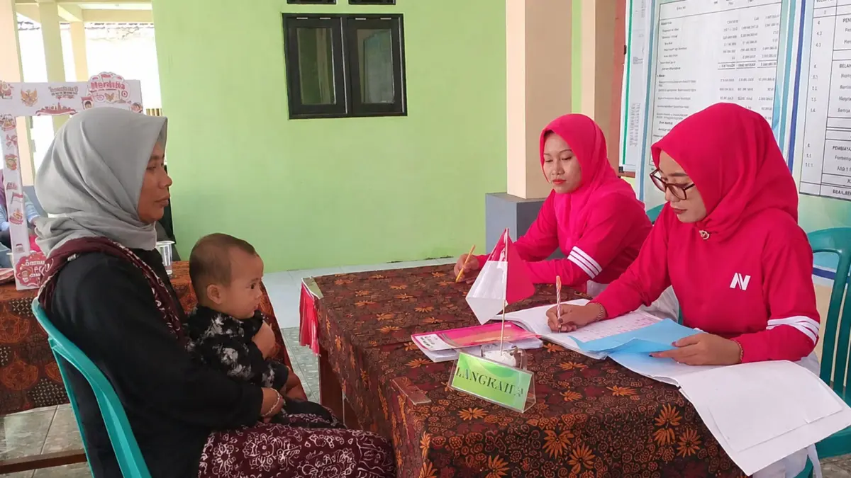 POSYANDU: Seorang bocah mengikuti kegiatan Posyandu di Desa Pamatan. Pelayanan ini terbagi dalam enam pos dan rutin dilaksanakan setiap bulan.