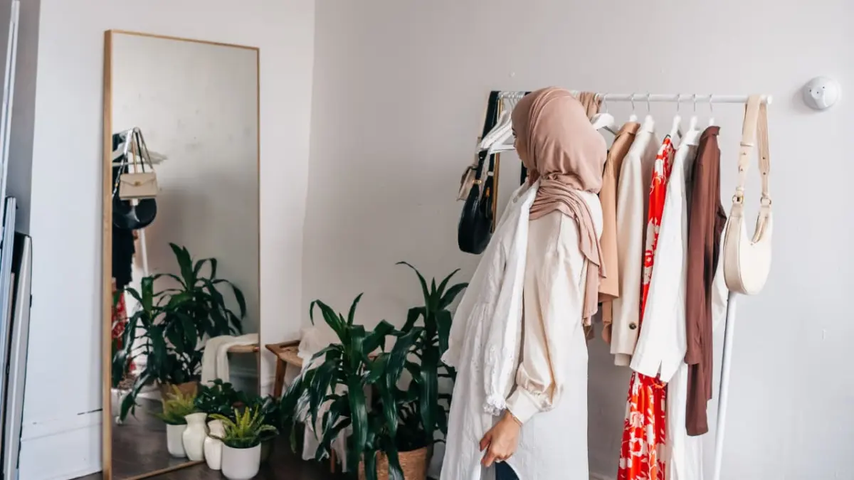 Sumber foto: ilustrasi seseorang yang sedang memilih baju yang akan dipakai (pexels.com)