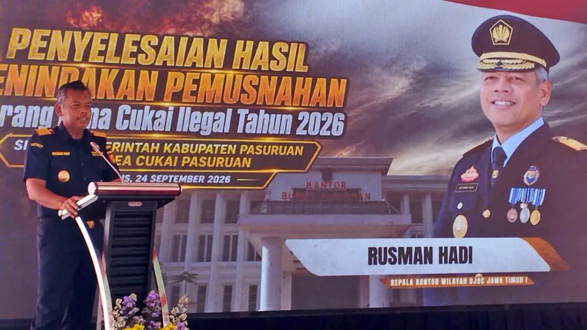 SAMPAIKAN PIDATO: Kepala Kantor Wilayah DJBC Jawa Timur I Rusman Hadi menyampaikan pidato, mengenai penyelesaian hasil penindakan dan pemusnahan Barang Kena Cukai (BKC) ilegal tahun 2026 di depan Gedung Kantor Bupati Pasuruan, Kamis (24/9). (Andik Wibowo/Radar Bromo)