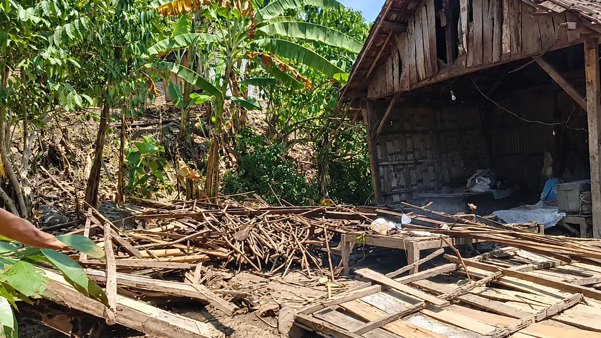 AMBRUK: Kondisi rumah Bunawi, 70, Desa Blimbing, Kecamatan Pakuniran, Kabupaten Probolinggo, usai diterjang angin kencang pada Kamis (24/9) siang.