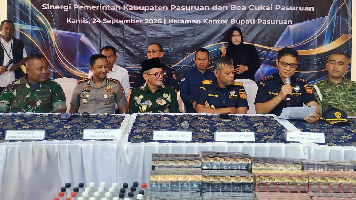 KONFERENSI PERS: Wakil Bupati Pasuruan HM Sobih Asrori (Gus Sobih), Kepala Kanwil DJBC Jawa Timur I Rusman Hadi, dan Kepala Kantor Bea Cukai Pasuruan Wijang Abdillah saat menggelar konferensi pers sinergi penyelesaian hasil penindakan dan pemusnahan barang kena cukai ilegal tahun 2026 di halaman Gedung Kantor Bupati Pasuruan, Kamis (24/9). (Andik Wibowo/Radar Bromo)