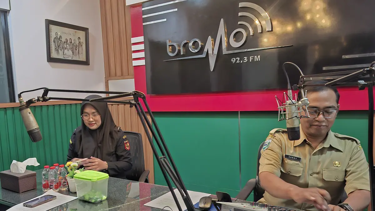 DIALOG: KPPBC Tipe Madya Pabean C saat menggelar Dialog Interaktif di Radio Bromo FM, Senin (21/9)