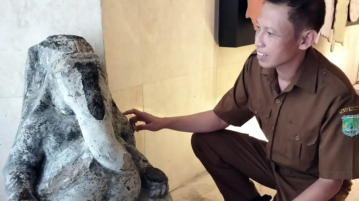 KOLEKSI BARU: Arca Ganesha yang ditemukan di area halaman eks Kantor Kawedanan Bangil menjadi benda koleksi baru Museum Cunggrang. (Rizal Syatori/Radar Bromo)
