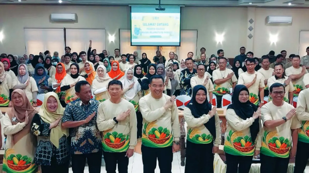 KOMPAK: Wali Kota Probolinggo dr. Aminuddin dan Wakil Wali Kota Probolinggo Hj. Ina Dwi Lestari berfoto bersama seluruh undangan Edukasi Gerakan Selamatkan Pangan di Gedung Puri Manggala Bhakti.