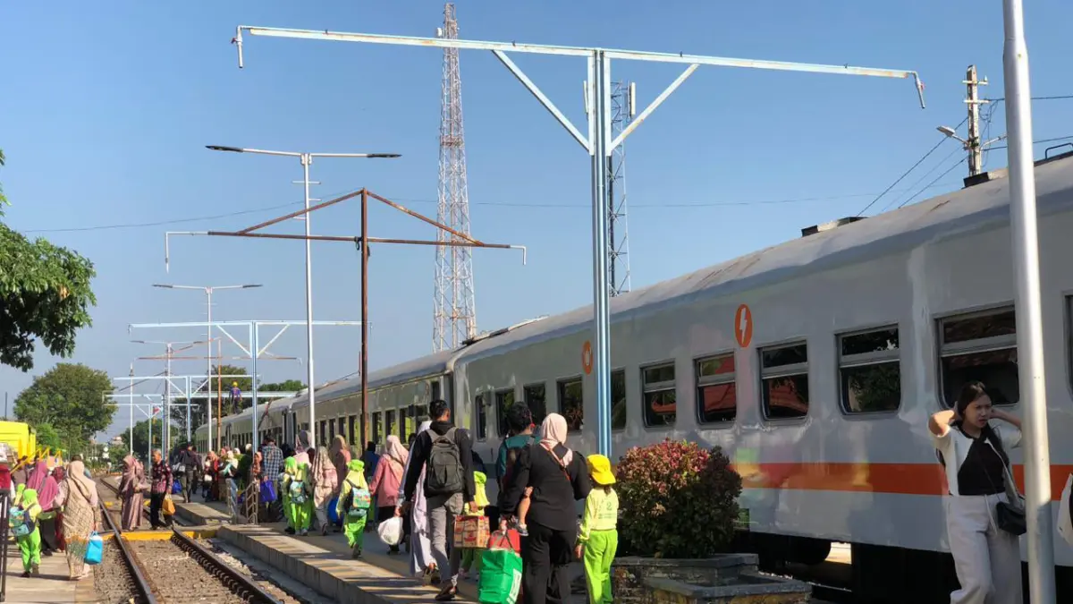 MAKIN RAMAI: Sejumlah penumpang KA siap berangkat dari Stasiun Probolinggo. (ISTIMEWA)