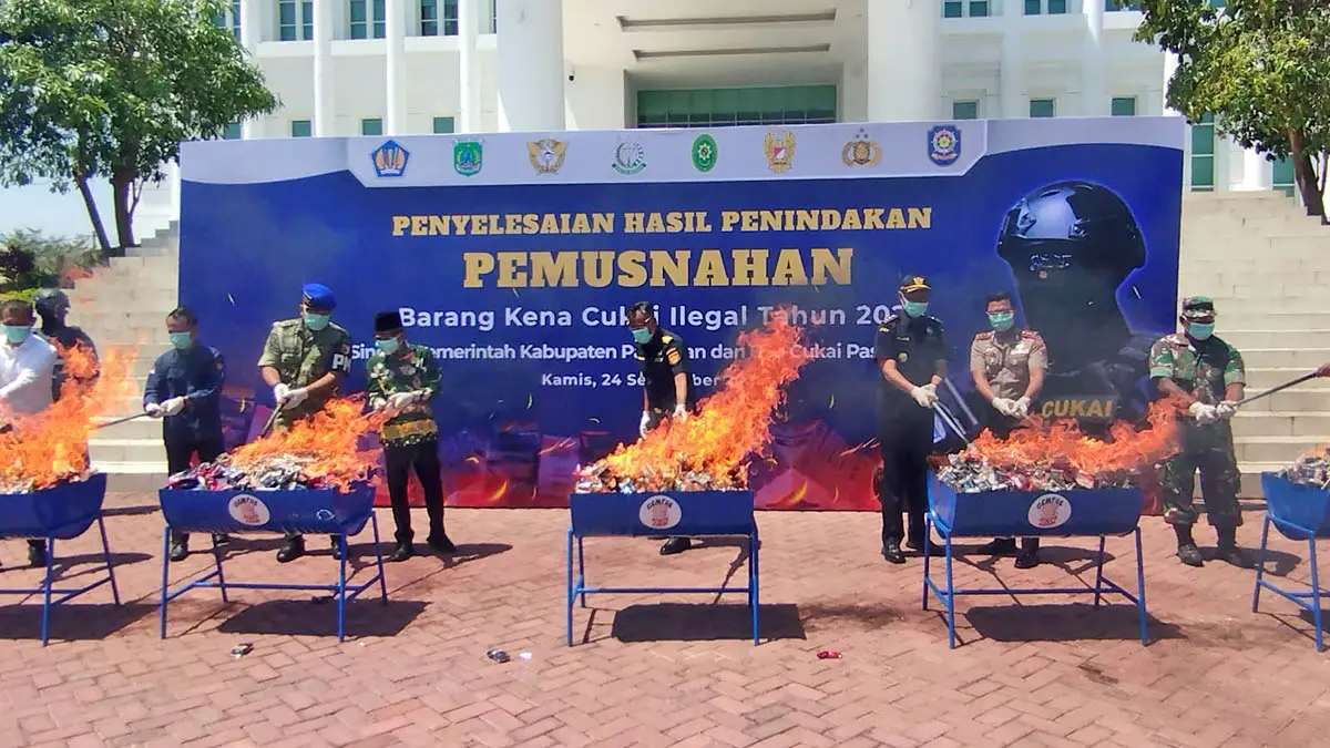 MUSNAHKAN: Rokok-rokok ilegal hasil sitaan Bea Cukai yang dimusnahkan. (Andik Wibowo/Radar Bromo)