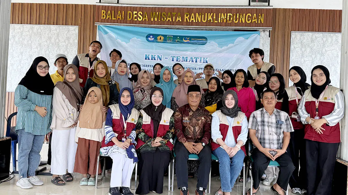 PENGABDIAN: Sejumlah Mahasiswa Universitas Wijaya Kusuma Surabaya saat berfoto bersama di Balai Desa Ranuklindungan.