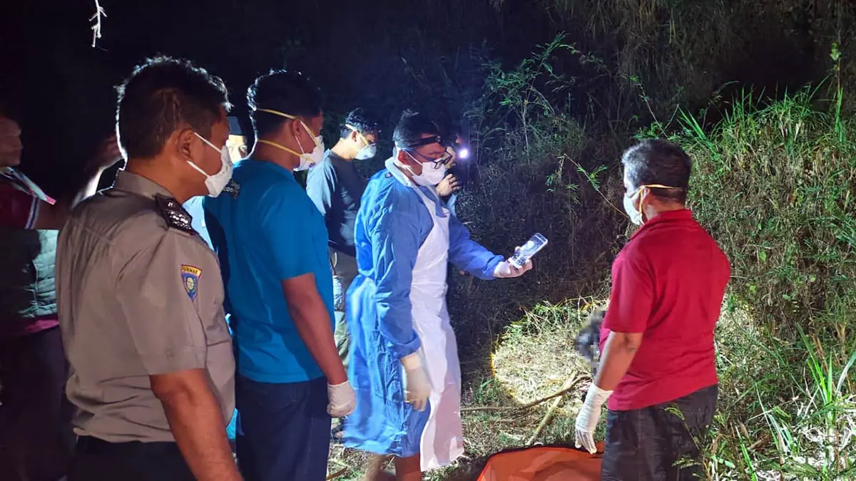EVAKUASI: Petugas saat hendak mengevakuasi jenazah korban yang berada di tegalan. (Polsek Purwosari for Radar Bromo)