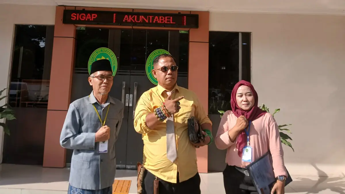 GUGAT: Pihak ahli waris saat melayangkan gugatan terkait pembangunan KDMP di Rejoso Lor yang dinilai masih milik ahli waris.