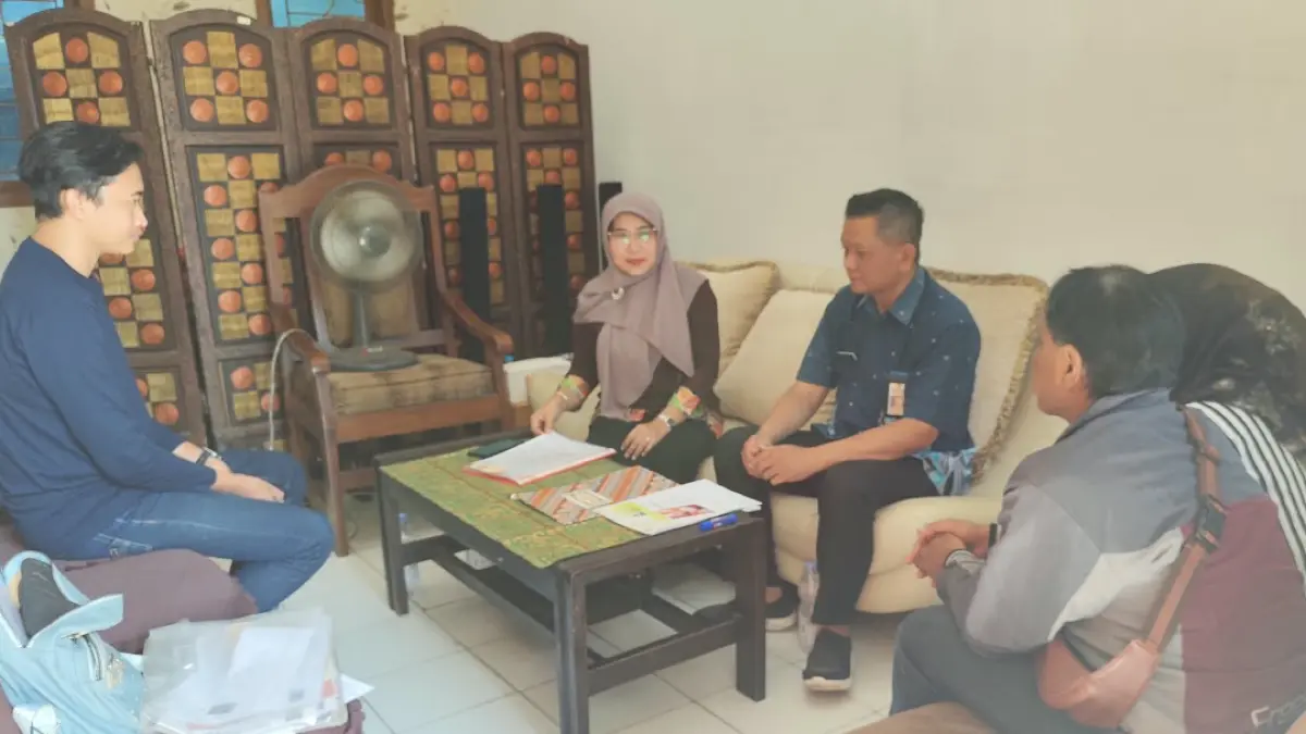 JAGA KESENIAN: Kepala Disdikbud Kota Probolinggo Setiorini Sayekti menemui sejumlah pegiat sanggar kesenian Kota Probolinggo. (ARIF MASHUDI/JAWA POS RADAR BROMO)