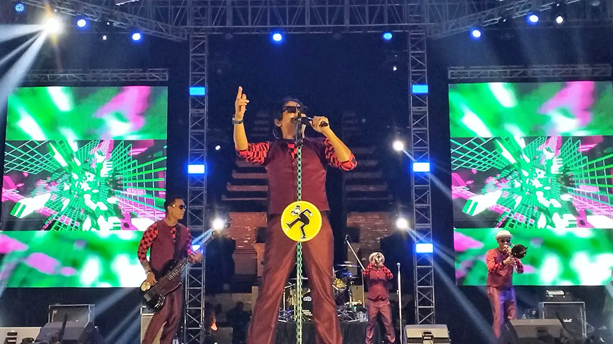 PECAH: Penampilan Tipe-X dalam panggung hiburan rakyat Pekan Raya Pasuruan 2026 yang sukses mengajak penonton bergoyang ska. (Rizal Syatori/Radar Bromo)