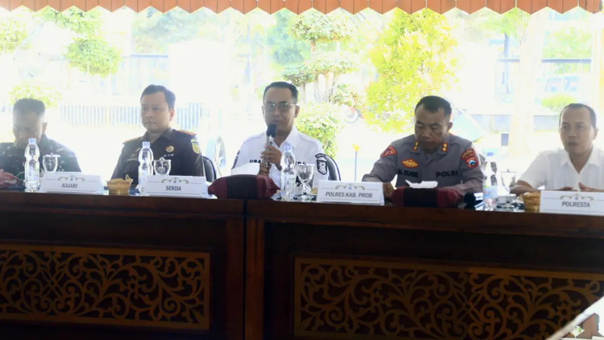 Sekretaris Daerah Kabupaten Probolinggo Ugas Irwanto memimpin High Level Meeting (HLM) Pembahasan Tata Kelola BBM dan LPG Bersubsidi.