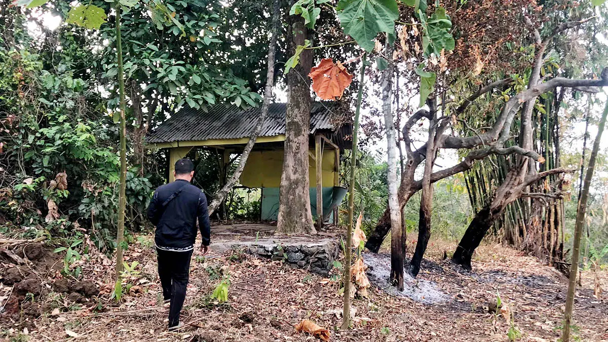 ZIARAH: Lana, 30, seorang warga Desa Rambaan saat di lokasi Danyang Puring, Desa Rambaan, Kecamatan Sumber, Kabupaten Probolinggo. (Inneke Agustin/Radar Bromo)