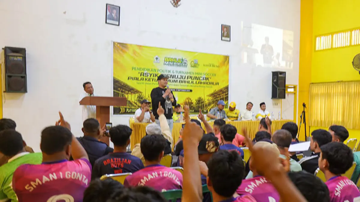 ANTUSIAS: Para pemain dari 16 tim yang termotivasi untuk&nbsp;mengikuti turnamen Bahlil Mini Soccer. (Foto: M Zubaidillah/Jawa Pos Radar Bromo)