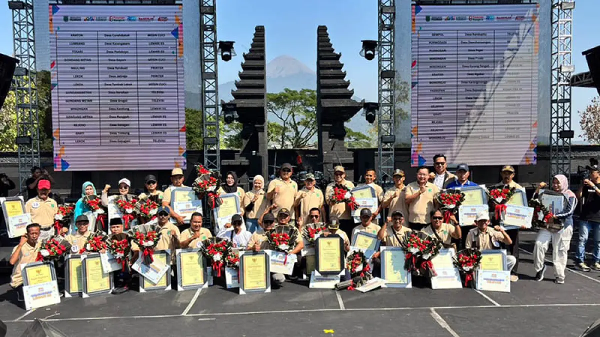 APRESIASI: Penyerahan penghargaan bagi desa desa yang tercepat dalam Lunas PBB-P2. (Foto: Bapenda for Jawa Pos Radar Bromo)