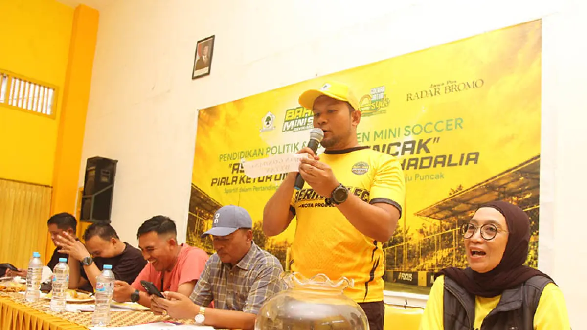 BAKAR SEMANGAT: Pengurus DPD Golkar Pasuruan dan Probolinggo saat technical meeting bersama 16 tim.&nbsp;(Foto: M Zubaidillah/Jawa Pos Radar Bromo)