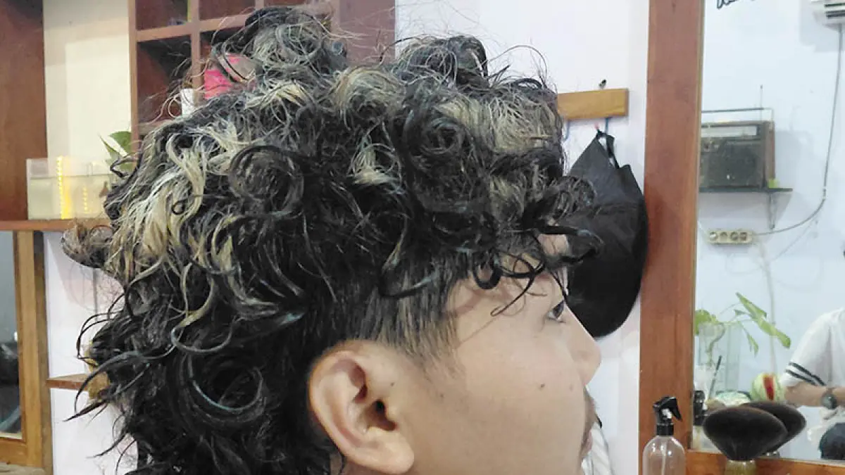 BANYAK VARIASI: Salah satu pemuda yang datang ke Maskod Barbershop, Pajarakan, yang rambutnya ditata dengan gaya mullet. (Foto: dokumentasi pribadi)