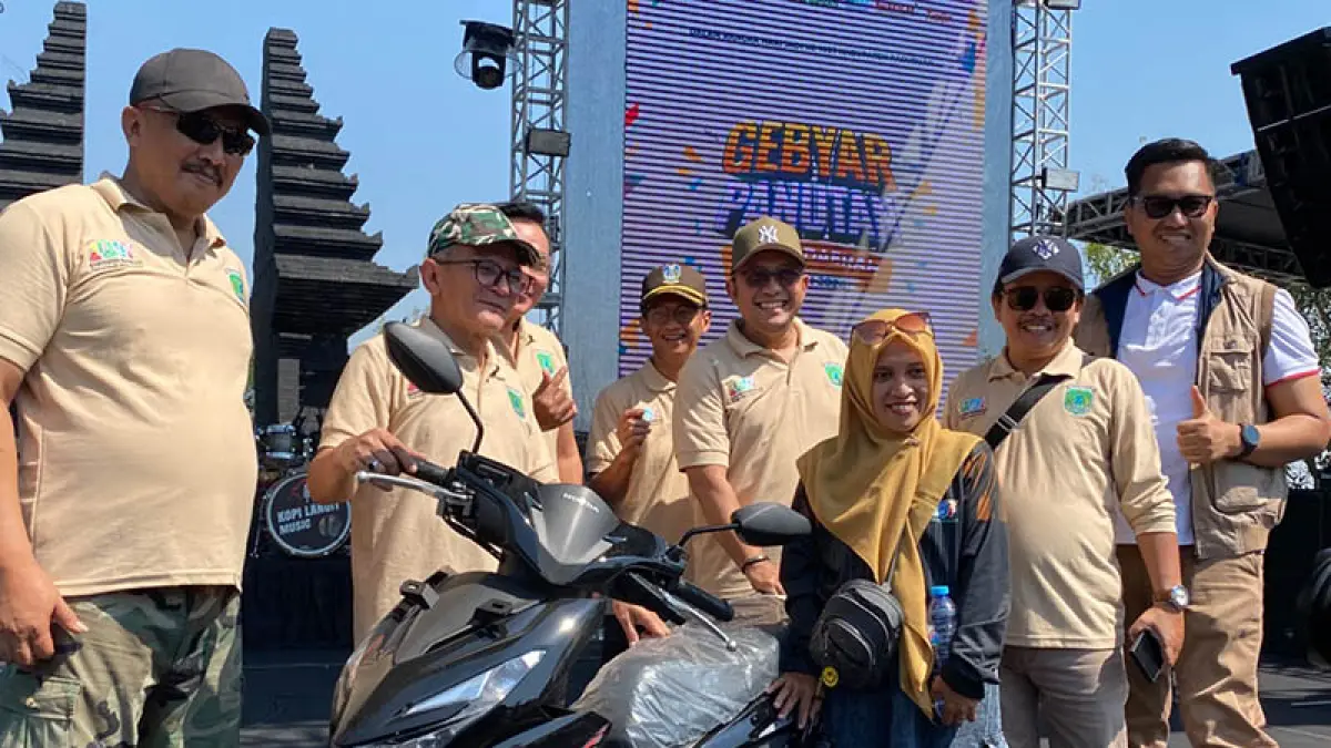 BERUNTUNG: Hadiah sepeda motor matik bagi salah satu wajib pajak yang beruntung diserahkan oleh Wabup Shobih Asrori. (Foto: Bapenda for Jawa Pos Radar Bromo)