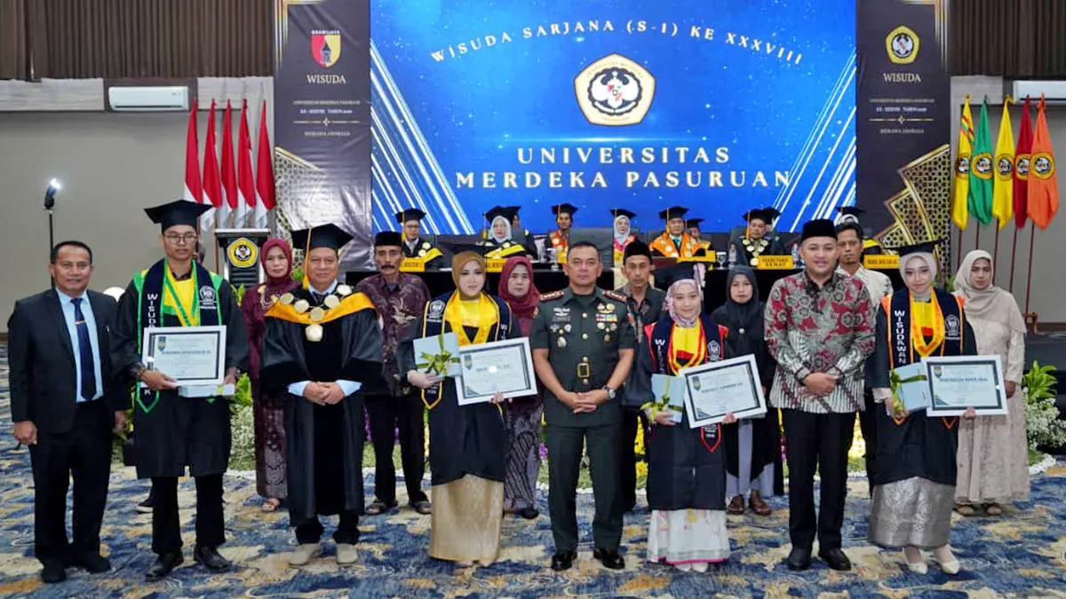 Bupati Pasuruan hadir memberikan sambutan dan penghargaan bagi wisudawan terbaik. (Andik Wibowo/Radar Bromo)