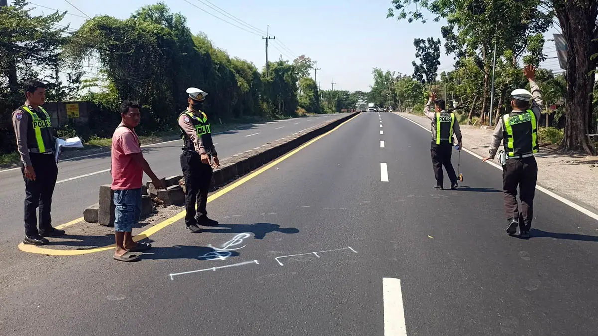 CARI BUKTI: Petugas kepolisian saat melakukan olah TKP insiden kecelakaan yang menewaskan pemotor. (Unit Lantas Polsek Pandaan for Radar Bromo)