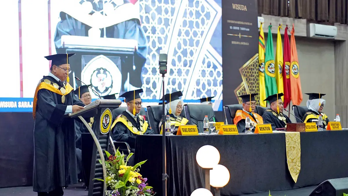 KAMPUS BERDAMPAK: Rektor Unmer Pasuruan Dr. M. Misdram, S.Kom., M.M., M.Kom., saat memberikan arahan dan motivasi kepada 168 wisudawan dalam sidang terbuka senat Wisuda Sarjana ke-38 di Hotel Ascent Premiere, Sabtu (26/9). (Andik Wibowo/Radar Bromo)