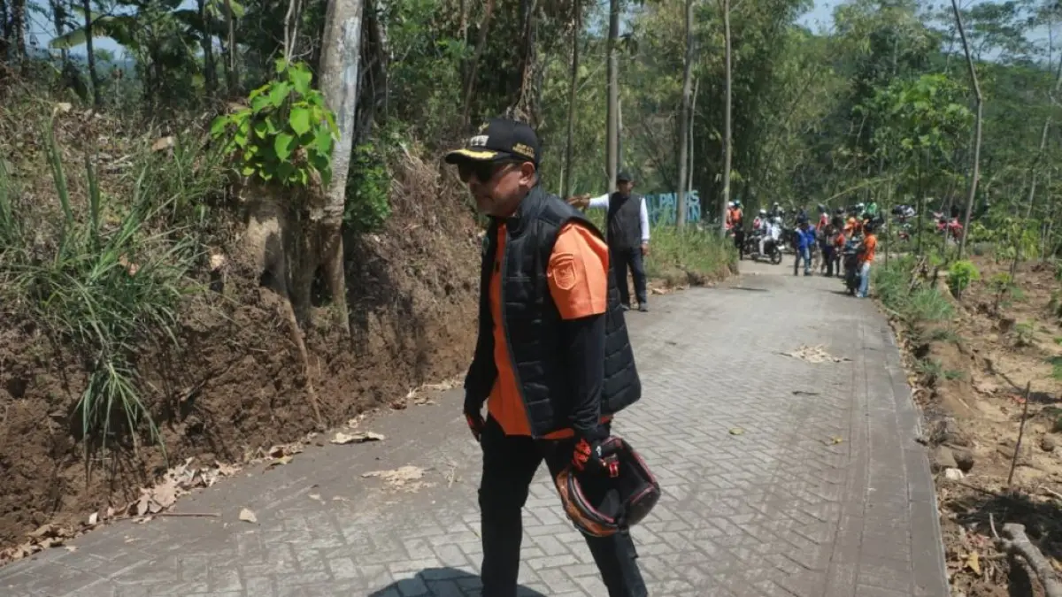 LIHAT LANGSUNG: Bupati Probolinggo dr. Mohammad Haris melihat proyek pavingisasi di Ruas Jalan Condong-Segaran. (ISTIMEWA)