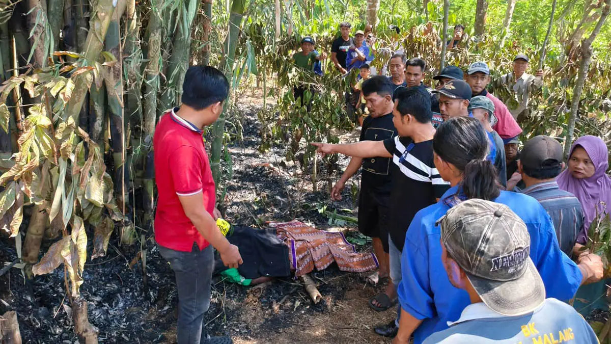 MEMILUKAN: Jenazah korban, Tamsir usai terbakar saat berusaha untuk memadamkan api yang membesar, membakar semak-semak. (Polsek Purwodadi for Radar Bromo)