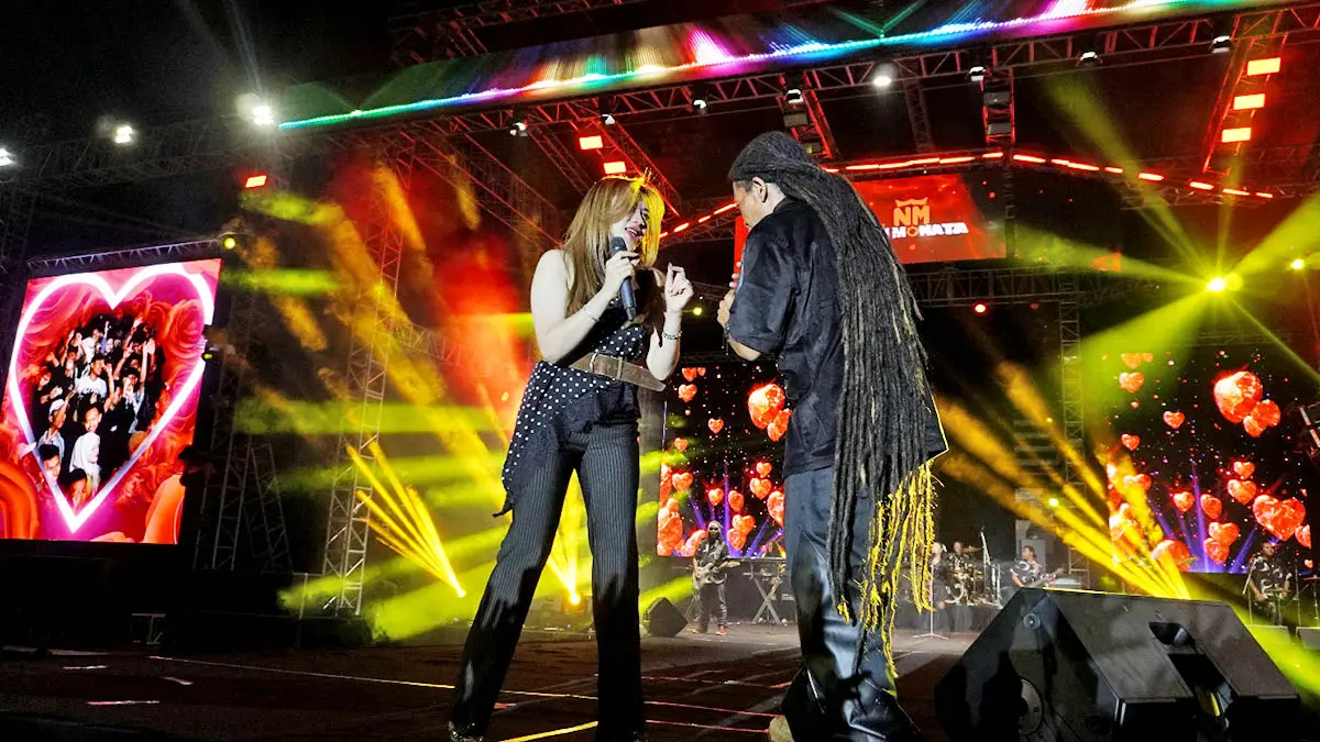 MERIAH: Penampilan enerjik grup Orkes Melayu New Monata saat menghibur ribuan penonton di Amphitheater Taman Candra Wilwatikta, Kecamatan Pandaan, Sabtu malam (26/9). (Rizal Syatori/Radar Bromo)
