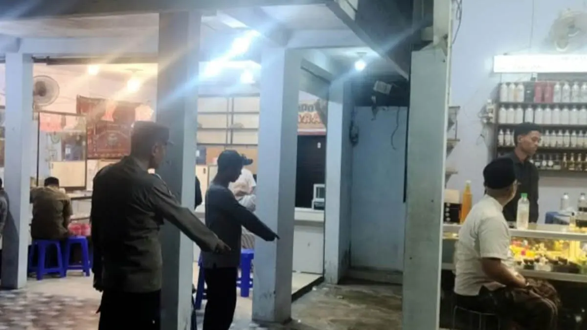 OLAH TKP: Petugas kepolisian saat menunjukkan lokasi di mana motor korban diparkir. (Polres Pasuruan Kota for Radar Bromo)