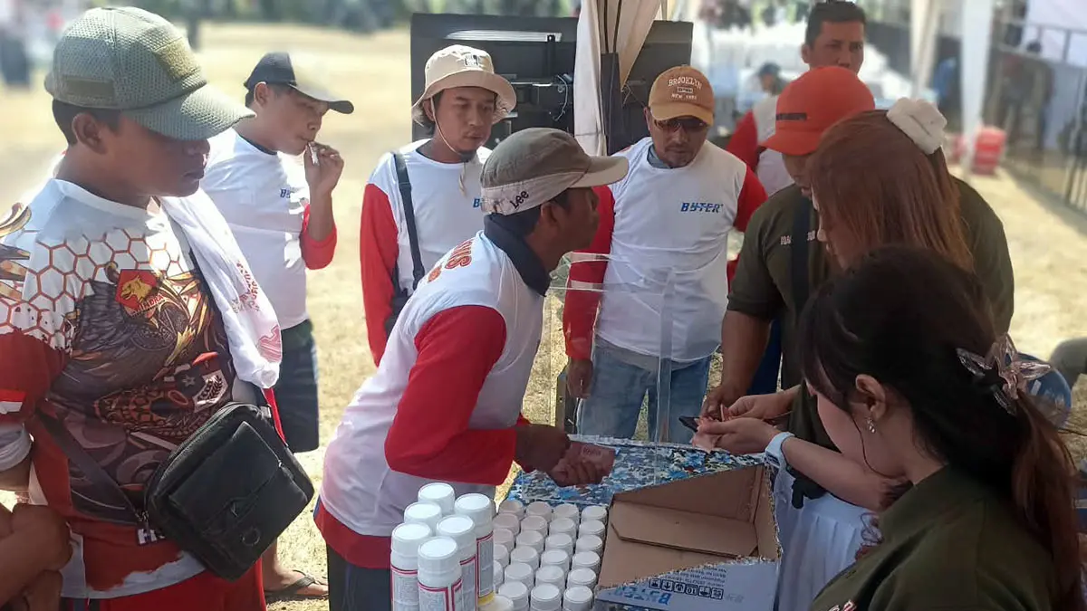 PENJUALAN: Sejumlah stan didirikan di lokasi acara. Salah satunya stan penjualan produk Waknis dengan bonus kupon undian