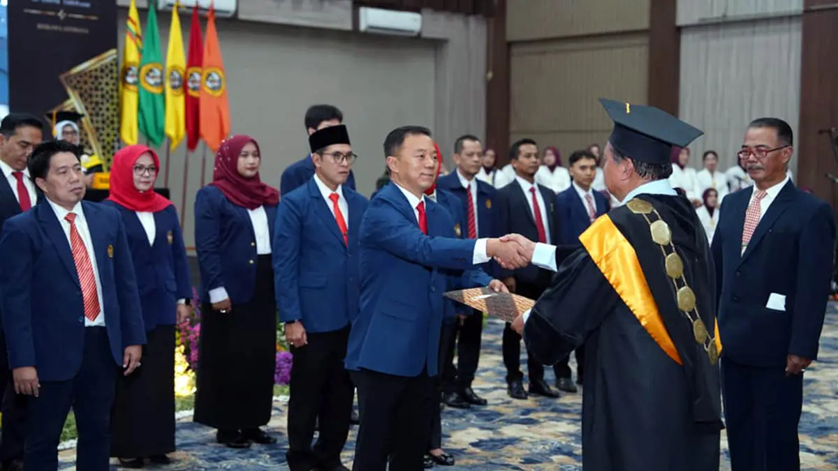 RESMI DIKUKUHKAN: Momen khidmat pengukuhan pengurus Pusat Ikatan Keluarga Alumni Universitas Merdeka Pasuruan periode 2026–2030 di Hotel Ascent Premiere, Sabtu (26/9). (Andik Wibowo/Radar Bromo)