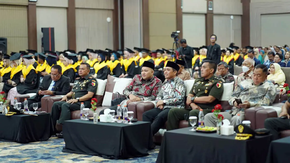 SINERGI LINTAS SEKTOR: Sederet tokoh penting mulai dari jajaran kepala daerah (Bupati Pasuruan dan Wali Kota Pasuruan), otoritas pendidikan tinggi (Kepala LLDIKTI VII Jatim), hingga petinggi militer (Danrem 083/Baladhikajaya, Aster Kasdam, dan Ketua Umum YPTM) hadir dalam Wisuda Sarjana ke-38 Unmer Pasuruan, Sabtu (26/9). (Andik Wibowo/Radar Bromo)