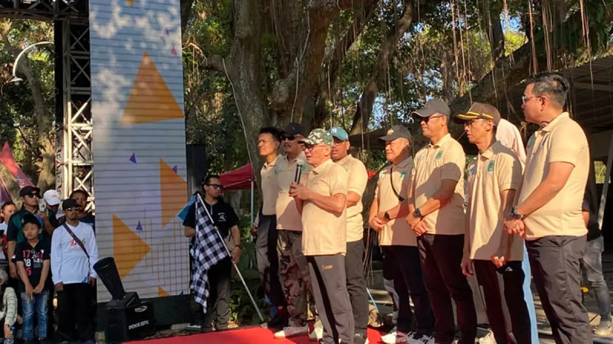 START: Wabup Gus Shobih didampingi Forkopimda memberikan sambutan sebelum memberangkatkan peserta jalan sehat Minggu (26/9) pagi. (Foto: BPKPD for Jawa Pos Radar Bromo)