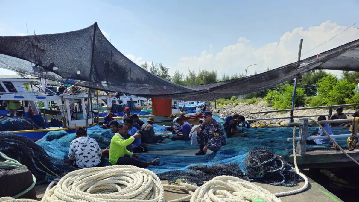 WASPADA: Anggota Pos AL Paiton mengimbau sejumlah nelayan di Pelabuhan Perikanan Pantai, Paiton, Kabupaten Probolinggo. (POS AL PAITON FOR JAWA POS RADAR BROMO)
