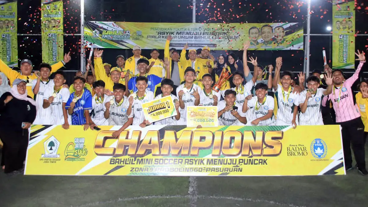 CHAMPIONS: SMAN 4 Pasuruan mengangkat trofi Bahlil Mini Soccer. Nampak sejumlah fungsionaris DPD Golkar Jatim sekaligus Wali Kota Pasuruan Adi Wibowo, Wakil Ketua bidang Pemenangan Pemilu Wahid Nurahman, Ketua DPD Golkar Kota Pasuruan yang juga ketua DPRD setempat HM Toyib, ketua DPD Golkar Kota Probolinggo Fernanda Zulkarnain dan ketua DPRD Kota Probolinggo Dwi Laksmi Syntha Kusumawardhani. (Jamaluddin/ Radar Bromo)