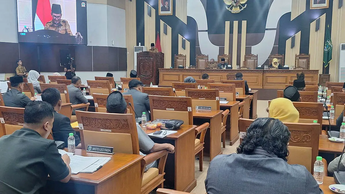 BERI PAPARAN: Wakil Bupati Pasuruan HM Shobih Asrori saat memberikan paparan dalam paripurna. (Muhamad Busthomi/Radar Bromo)