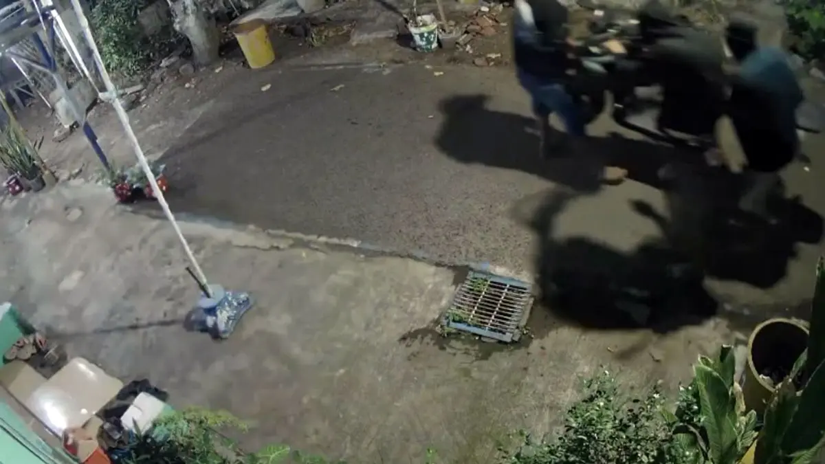 Rekaman CCTV yang menunjukkan para pelaku beraksi menggotong motor korban.