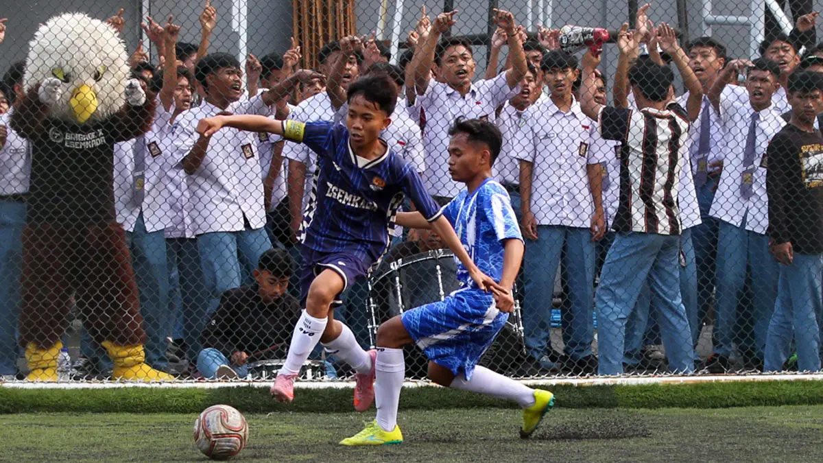 SERU: Laga derby Kabupaten Probolinggo yang mempertemukan SMKN 2 Kraksaan dan SMA Zaha. (Mokhamad Zubaidillah/ Radar Bromo)