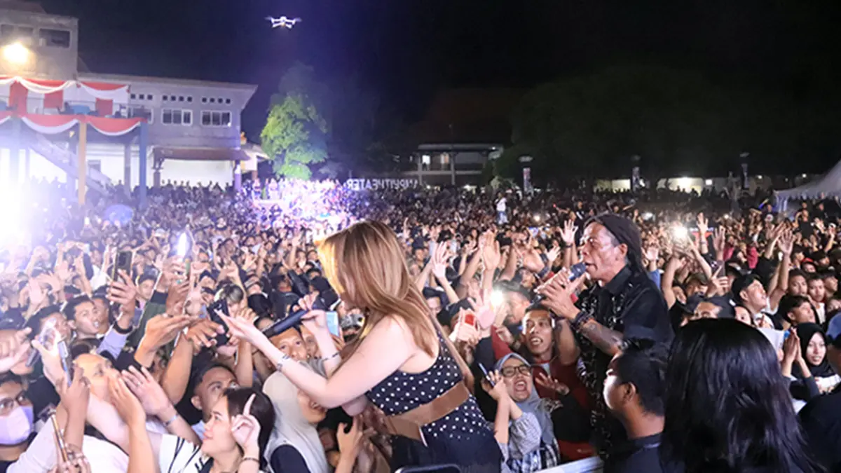 ASLI PASURUAN : Penyanyi Sodiq, membius penonton melalui lagu-lagu andalannya diiringi New Monata.