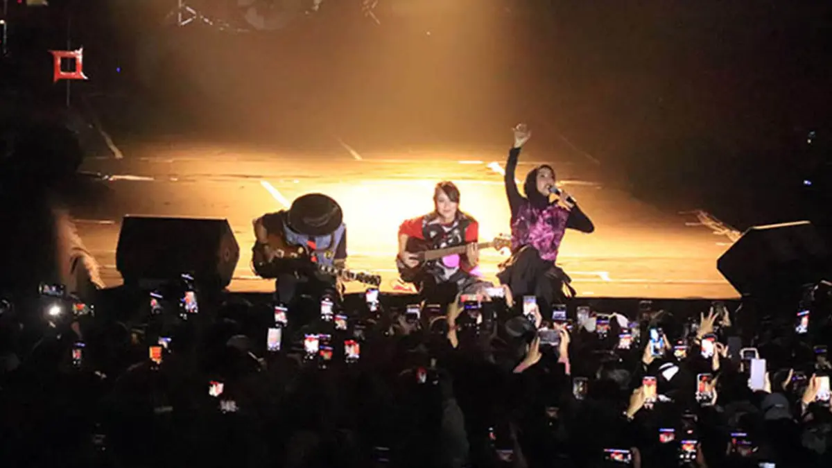 Band Rock Kotak mengajak penonton beryanyi bersama.