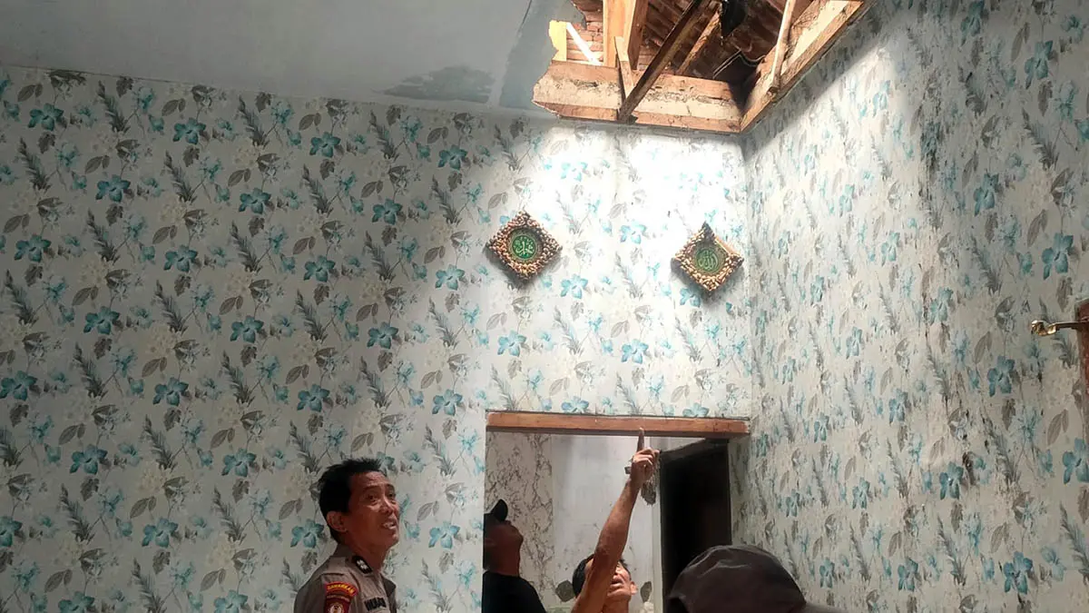 BOLONG: Atap rumah Roib, warga Kesiman, Desa Lecari, Kecamatan Sukorejo yang sempat terbakar. (Polsek Sukorejo for Radar Bromo)